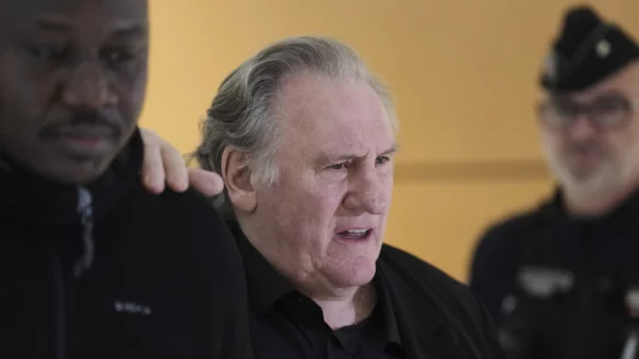 Das Urteil gegen Gérard Depardieu, hier bei einem Auftritt vor Gericht im März, lautet 18 Monate auf Bewährung. - © Aurelien Morissard/AP/dpa
