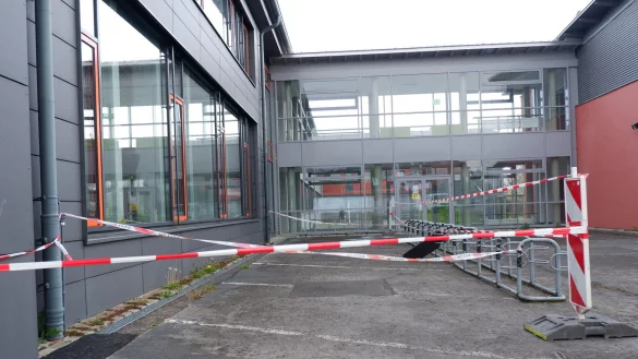 Der Bereich, in dem die Platte heruntergest&uuml;rzt ist, ist weitr&auml;umig abgesperrt. - &copy; Lorraine Brinkmann