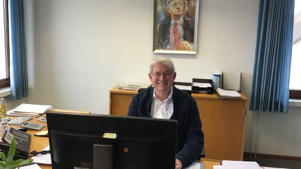 Augustdorfs B&uuml;rgermeister Thomas Katzer ist seit 100 Tagen im Amt. Seinen Arbeitsplatz hat er sich mittlerweile nach seinem Geschmack eingerichtet. - &copy; Gemeinde Augustdorf