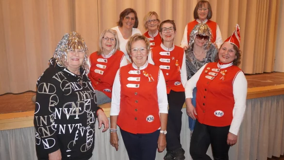 Marion Standare (von links), Helga Herter, Regina Rodemeier, Anette Drescher, Monika Schlüter, Bettina Schlieker, Miriam Kantzoglou, Irene Hönerbach und Silke Lödige freuen sich auf viele Gäster beim Lügder Frauenkarneval. Zur Theatergruppe gehören außerdem Petra Konarek und Andrea Loke. - © Michaela Weiße