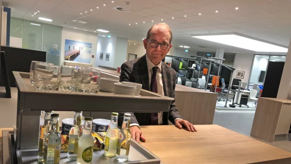 Innovative Technik: Ninka-Chef Klaus Henning Wulf fährt per Knopfdruck und mit Hilfe eines Elektromotors einen Schrank aus einer Küchenecke im Showroom hoch. Im Hintergrund sind Bürostühle zu sehen, für die das Unternehmen ebenfalls Teile zuliefert. - © Sven Kienscherf(LZ)