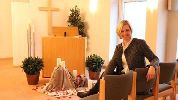 Stephanie Held in der Kapelle von Bestattungen Wirth in Werl-Aspe. - &copy; Alexandra Schaller