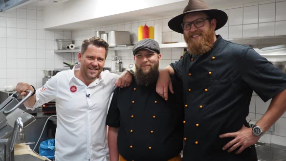 Der Profi ist da: (von links) Mike S&uuml;sser schaut Koch Kai-David Jones und Inhaber Sebastian Schraets in der Burger-K&uuml;che &uuml;ber die Schulter. - &copy; Good Times Fernsehproduktions-GmbH