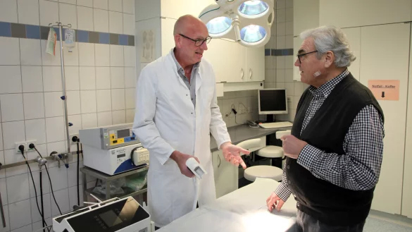 Privat-Dozent Dr. Helger Steger (links) im Gespräch mit dem Ex-Chef der Bielefelder Hautarzt-Praxis Dr. Werner Owzarski. - © Bernhard Preuss