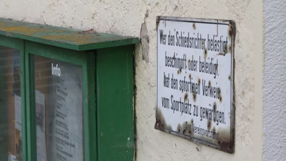 Das Schild ist bereits in die Jahre gekommen: Das Thema &bdquo;Schiedsrichter" ist nach den Vorf&auml;llen in Bexterhagen jedoch aktueller denn je. - &copy; Oliver K&ouml;nig