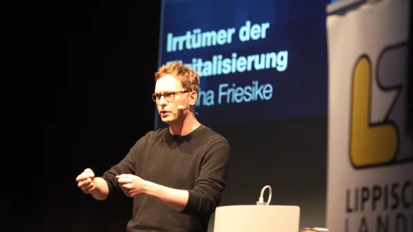 Kritischer Geist: Prof. Dr. Sascha Friesike ermuntert die Zuh&ouml;rer im Hangar 21, zu hinterfragen, was an Glaubenss&auml;tzen durch die digitale Welt geistert. - &copy; Vera Gerstendorf-Welle