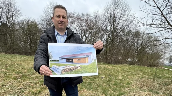 Nicolai Trettin zeigt das Bild eines Geb&auml;udes auf dem Areal in der N&auml;he der AWO-Kita. Das Foto ist aber lediglich zur Illustration gedacht, wie ein Dorfgemeinschaftshaus einmal aussehen werde, m&uuml;sse sich zeigen. - &copy; Sven Kienscherf