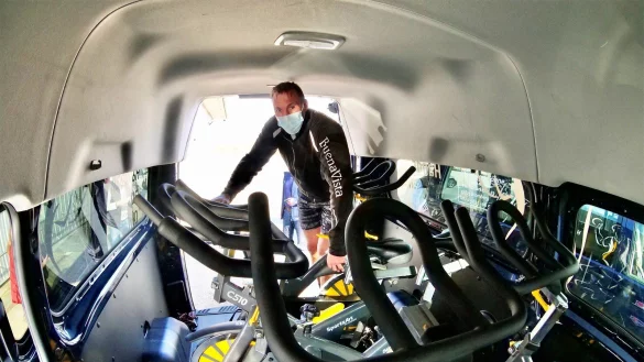 Buena-Vista-Studioleiter Michael Dickewied verstaut die Spinningbikes im Bulli. - &copy; J&ouml;rg Hagemann