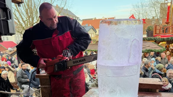 Künstler Joachim Knorra bearbeitet einen Eisblock auf der Salzhof-Bühne. Später wird daraus ein Weihnachtsmann. - © Werbegemeinschaft Bad Salzuflen