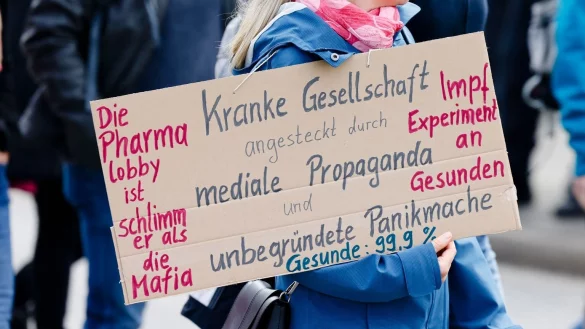 Demo-Schild - &copy; Foto: Frank Molter/dpa