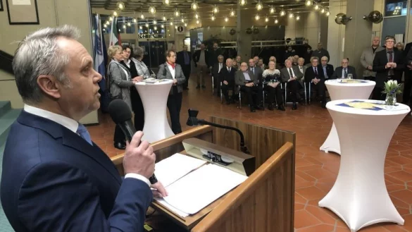 Dr. Roland Thomas spricht in der Empfangshalle im Rathaus. - &copy; Thomas Reineke