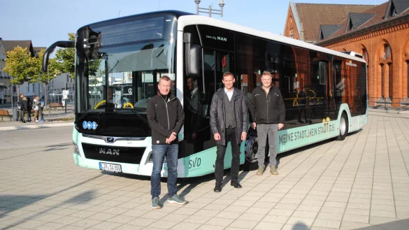 Michael P&ouml;lz von der BVO (Mitte) pr&auml;sentiert Gerhard Blanke und Wolfgang Janz (von links) von der SVD einen der neuen Stadtbusse. - &copy; SVD GmbH