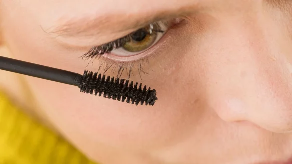 Mascara soll sch&ouml;nere Wimpern zaubern - &copy; Foto: Christin Klose/dpa-tmn