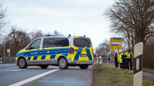 Die Polizei sichert nach dem Unfall in der Nacht zum 23. Januar auf der B 239 in H&ouml;he Messezentrum Spuren am Tatort. Eine damals 17-J&auml;hrige wurde hier bei einem Unfall schwer verletzt und bewusstlos liegen gelassen. - &copy; Freitag-TV