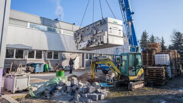 Zentimeterarbeit: Die neue Flaschenspülmaschine schwebt ihrem Standort in der Privatbrauerei entgegen. - © Torben Gocke