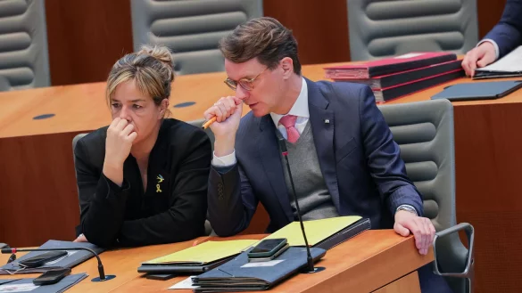 Vize-Ministerpräsidentin Mona Neubaur (Grüne) und Ministerpräsident Hendrik Wüst (CDU) stehen vor einer kommunikativen Herausforderung. - © Rolf Vennenbernd/dpa