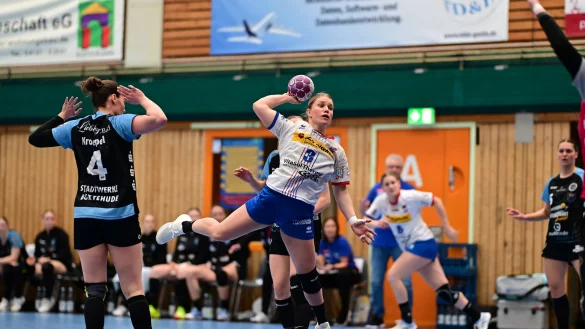 Buxtehudes Larissa Kroepel hebt die Arme, und Blombergs Kreisläuferin Laura Rüffieux nutzt die Chance und ist erfolgreich. - © Photo: Felix Schlikis/Lobeca.de