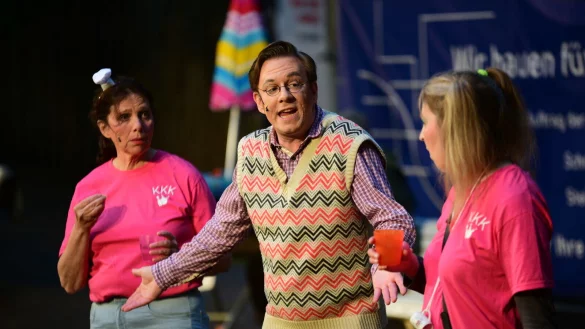 Am Bahnhof in Lage, wo kein Zug kommt, geht es bei den Wartenden hoch her. Die charakterstarken Rollen sorgen auf der B&uuml;hne f&uuml;r Spannung. - &copy; Nicole Ellerbrake