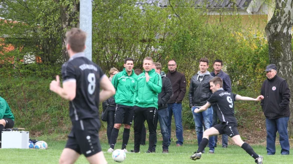Ein letzter Blick auf die A-Liga: Helpups Trainer Florian Müller imBeisein vom TuS-Vorsitzenden Bernhard Pehle (hinten) und vom stellvertretendenAbteilungsleiter Pascal Schmale. - © Jörg Hagemann