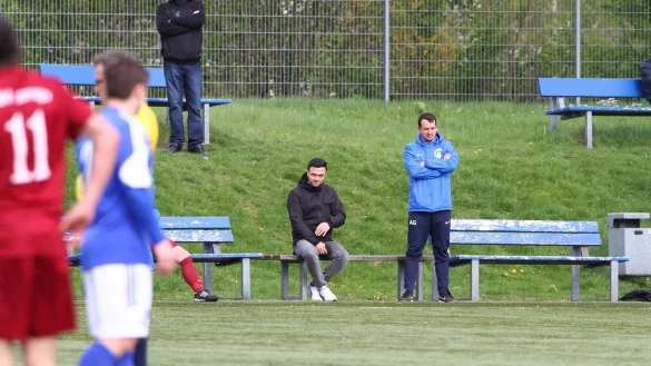 Nachdenklich: TBV-Trainer Andreas Goll (rechts) und Lemgos Sportlicher Leiter Ulas Tokdemir grübeln, wie sie den SV Häger knacken können. - © Jörg Hagemann