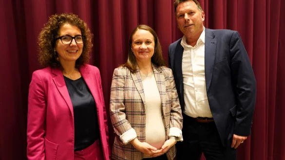 Die ersten Gratulationen nahm die neue Gleichstellungsbeauftragte Darja Klassen (Mitte) von der Ersten Beigeordneten Dr. Miriam Mikus und von Detmolds Bürgermeister Frank Hilker entgegen. - © Stadt Detmold