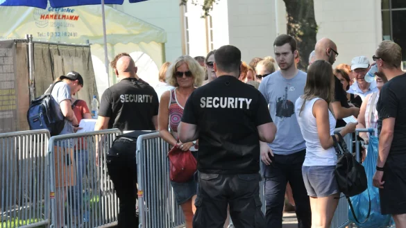 Bekanntes Bild: Einlasskontrollen bei Gro&szlig;veranstaltungen. - &copy; Thorsten G&ouml;decker