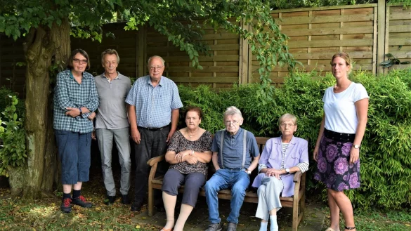 Im Garten der Wohnst&auml;tte: Viele Bewohner f&uuml;hlen sich hier besonders wohl. Hausleiterin Katharina Arbatschat (rechts) und Gesch&auml;ftsf&uuml;hrer Volker Schubach (Zweiter von links) erm&ouml;glichen ihnen ein weitgehend selbstbestimmtes Leben.&nbsp; - &copy; Greta Wiedemeier