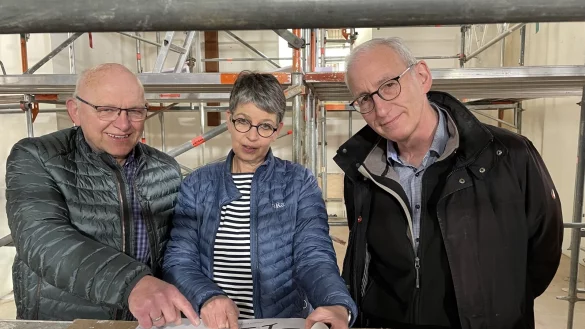 Viele Ger&uuml;ste im Chorraum: Innenarchitektin Antje Hellmig, Pfarrer Peter Thimm (rechts) und Bauausschussvorsitzender Heinz-Gerhard N&ouml;lting machen sich ein pers&ouml;nliches Bild vom Fortgang der Bauarbeiten. - &copy; Kirchengemeinde B&ouml;singfeld