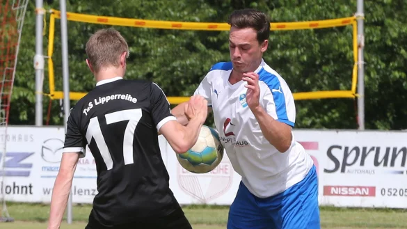 Kampf um den Ball: Asemissens Jannis Pehle und Lipperreihes Joshau Vormbrock. - © Paul Cohen