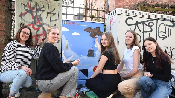 Kunstlehrerin Anna Beuth (von links) mit Rosalie Becker, Jasmin Leschinski, Marija Zlatunic und Julia Kowaski vor einem der Verteilerkästen, der insbesondere mit den Oerlinghauser Wahrzeichen gestaltet wird. - © Karin Prignitz