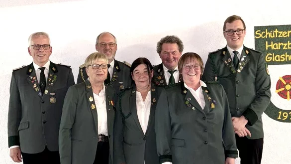 Der wiedergewählte Vorstand mit (von links) Matthias Tölle, Elke Rissiek, Hartmut Rissiek, Monique Henn, Jörg Wagner, Tina Wagner und Kevin Blome. - © Rudi Rudolph