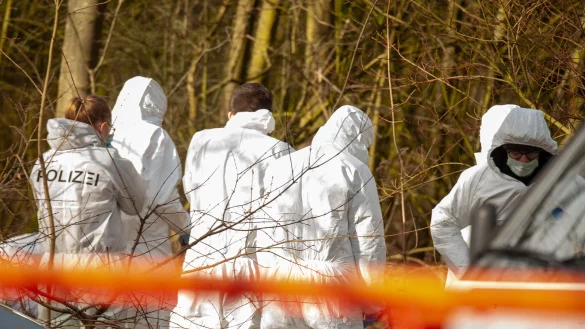 Die Ermittler am Fundort am Mittwochmittag. - © Christian Mathiesen