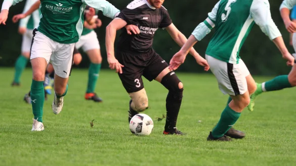 Kein Durchkommen: Patrick Winkler von der SG Klüt-Wahmbeck rennt sich in der Pivitsheider Abwehr fest. - © Foto: Jörg Hagemann