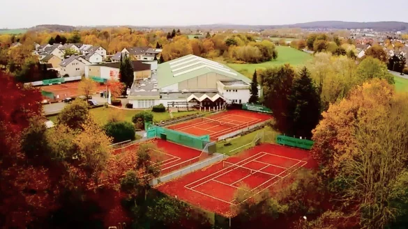 Die Aufnahme zeigt Teile der Anlage des TC Bad Salzuflen "Im neuen Land" aus der Vogelperspektive. Insgesamt verf&uuml;gt der Verein &uuml;ber elf Au&szlig;enpl&auml;tze mit Ascheboden. - &copy; TC Bad Salzuflen