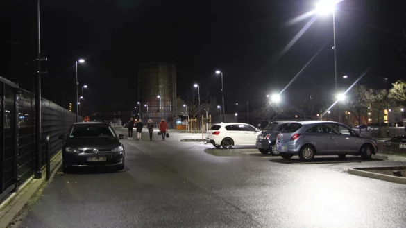 Auf dem "Park + Ride"-Parkplatz am Bahnhof wird die Beleuchtung heller, wenn die Sensoren Bewegung erfassen. - &copy; Jana Beckmann