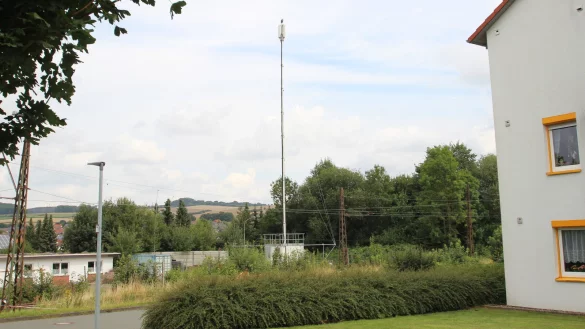 Der zweite provisorische Mobilfunkmast in Barntrup - ein Anh&auml;nger mit einem Telekom-T - ist auf dem VBE-Gel&auml;nde an der Extertalbahn gegen&uuml;ber dem Kultuschuppen aufgebaut. - &copy; Jens Rademacher