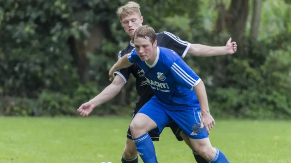 Jan L&uuml;pke (hier im Spiel gegen den SV Werl-Aspe) und der FC Donop/Vo&szlig;heide haben acht Punkte R&uuml;ckstand auf einen Nichtabstiegsplatz. - &copy; Archiv: Egon Penner