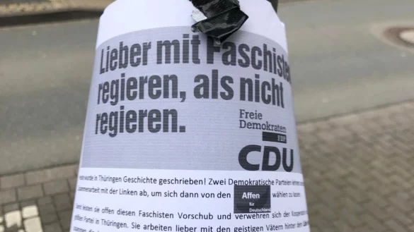 In Lemgo sind am Donnerstagmorgen rund um das CDU-B&uuml;ro Flugbl&auml;tter an Laternen aufgetaucht, die den Liberalen und Christdemokraten N&auml;he zur AfD unterstellen. - &copy; Bildrechte: Till Brand
