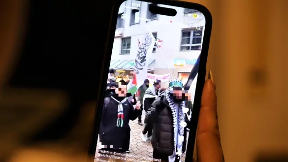 Der Mann zeigt bei einer Bielefelder Pal&auml;stina-Demo den Tauhid-Finger. Sein Stirnband soll als ein Symbol der Hamas gelten. - &copy; Lukas Brekenkamp