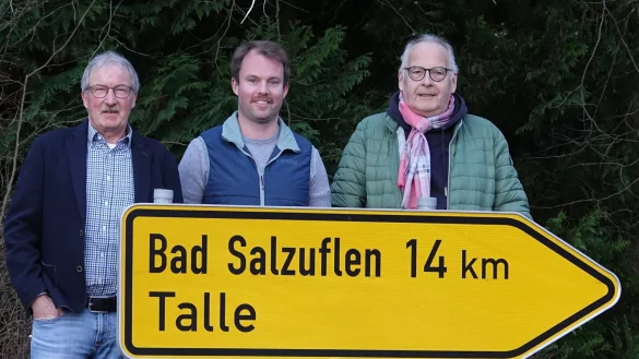 Alle da, die Rang und Namen haben: Rechts gehts in ihr Dorf - Rainer Dubbert, Tobias Nolte und Dieter Hartwig. - © Axel Bürger