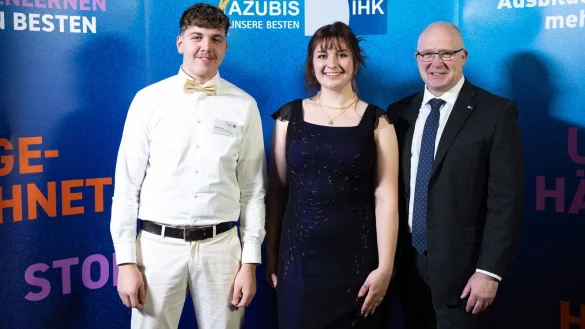 Zwei Bundesbeste aus Lippe: Pia Müller und Markus Wall sind stolz auf Ihre Leistung und freuen sich mit IHK-Abteilungsleiter Martin Raithel (rechts). - © IHK