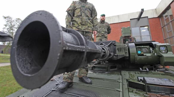 Auf dem &bdquo;Puma": Die Oberstabsgefreiten Jan Reckendrees und Stefan S&ouml;chtig pr&auml;sentieren den neuen Sch&uuml;tzenpanzer. Er hat sehr viel mehr digitale Technik und l&ouml;st den &bdquo;Marder" ab. - &copy; Vera Gerstendorf-Welle