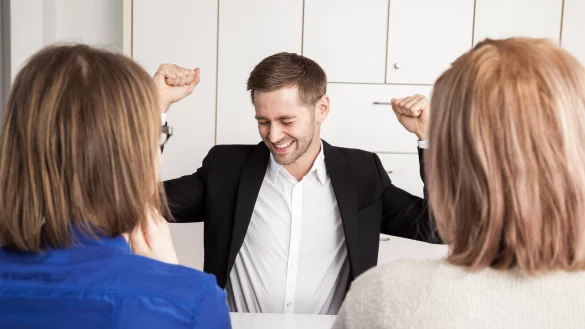 Bleibt die Freude auf die Zusage f&uuml;r einen Praktikumsplatz dieses Jahr aus? Die Betriebe in Lippe k&ouml;nnen teilweise jedenfalls nicht so viele Sch&uuml;ler annehmen wie in den Vor-Corona-Jahren. - &copy; Christin Klose/dpa