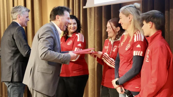 Die Mitglieder (von links) Sarah Tiemann, Katja-Marie Hoffmann, Christel Grommel und Leon Mellies des Fußballgolfclubs Detmold erhalten von Frank Hilker und Dirk Mahlitz die Urkunden. - © Nina Schroeder