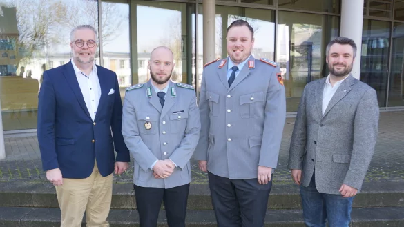 Heiko Jucks (Schulleiter, links) und Christian Hellwig (rechts) begrüßten Hauptmann Mario Kappe und Hauptmann Robin Lintemeier am Hanse-Berufskolleg. - © Hanse-Berufskolleg