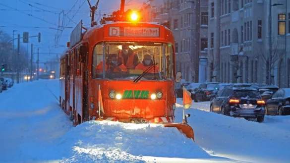 Schneepflug - &copy; Foto: Peter Gercke/dpa-Zentralbild/dpa