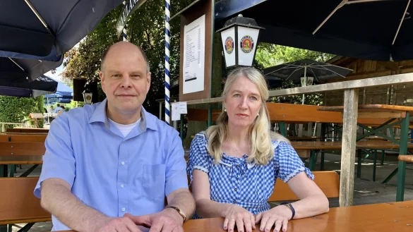 Otto und Claudia Hoepke sitzen im &bdquo;Paulaner Biergarten" am Kurparksee. Das Ehepaar hofft, dass ihr Ausflugslokal weiter ge&ouml;ffnet bleiben kann. Foto: Sven Kienscherf - &copy; Sven Kienscherf