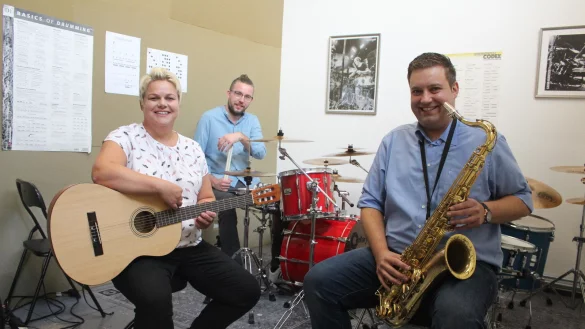 Kassierer Marco Bossemeier (rechts) und der musikalische Leiter Nils Schmidtpeter freuen sich, dass Anke Siefert den Vorsitz des Tr&auml;gervereins der Musikschule der Gro&szlig;gemeinde L&uuml;gde &uuml;bernommen hat. - &copy; Michaela Wei&szlig;e