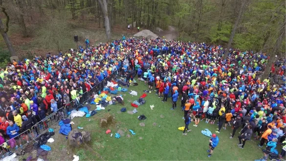 Imposantes Schauspiel aus der Luft: Zum Start am Hermannsdenkmal geben die L&auml;ufer ein buntes Bild ab. - &copy; Blicker Media