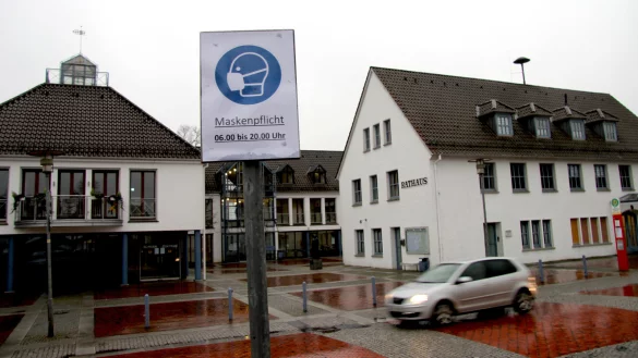 Auf den Maskenpflicht-Schuildern in Augustdorf fehlt der Hinweis "werktags". Das will die Stadt &auml;ndern. - &copy; Kirsten Fuhrmann